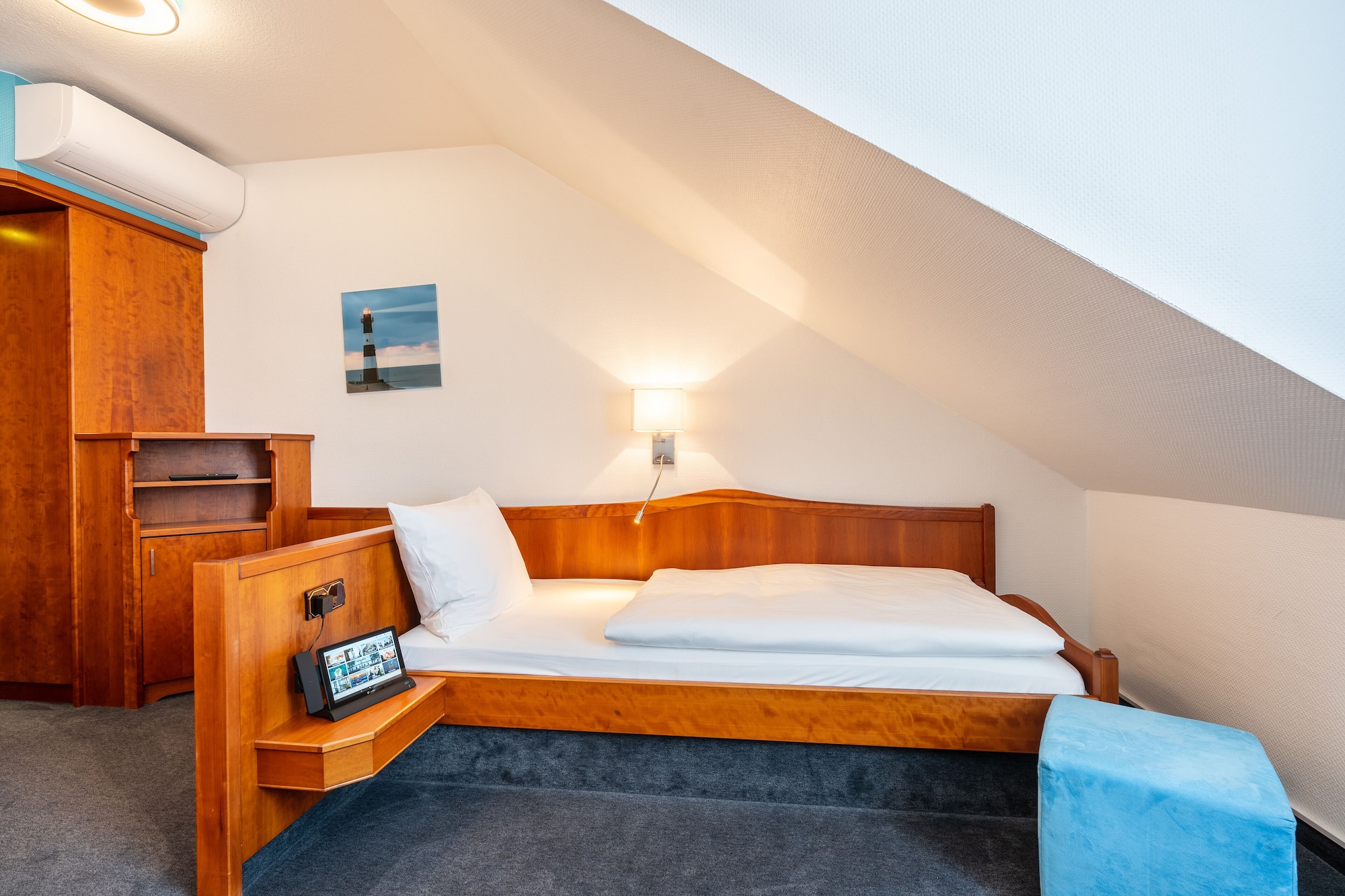 ROOM, TWIN BEDS