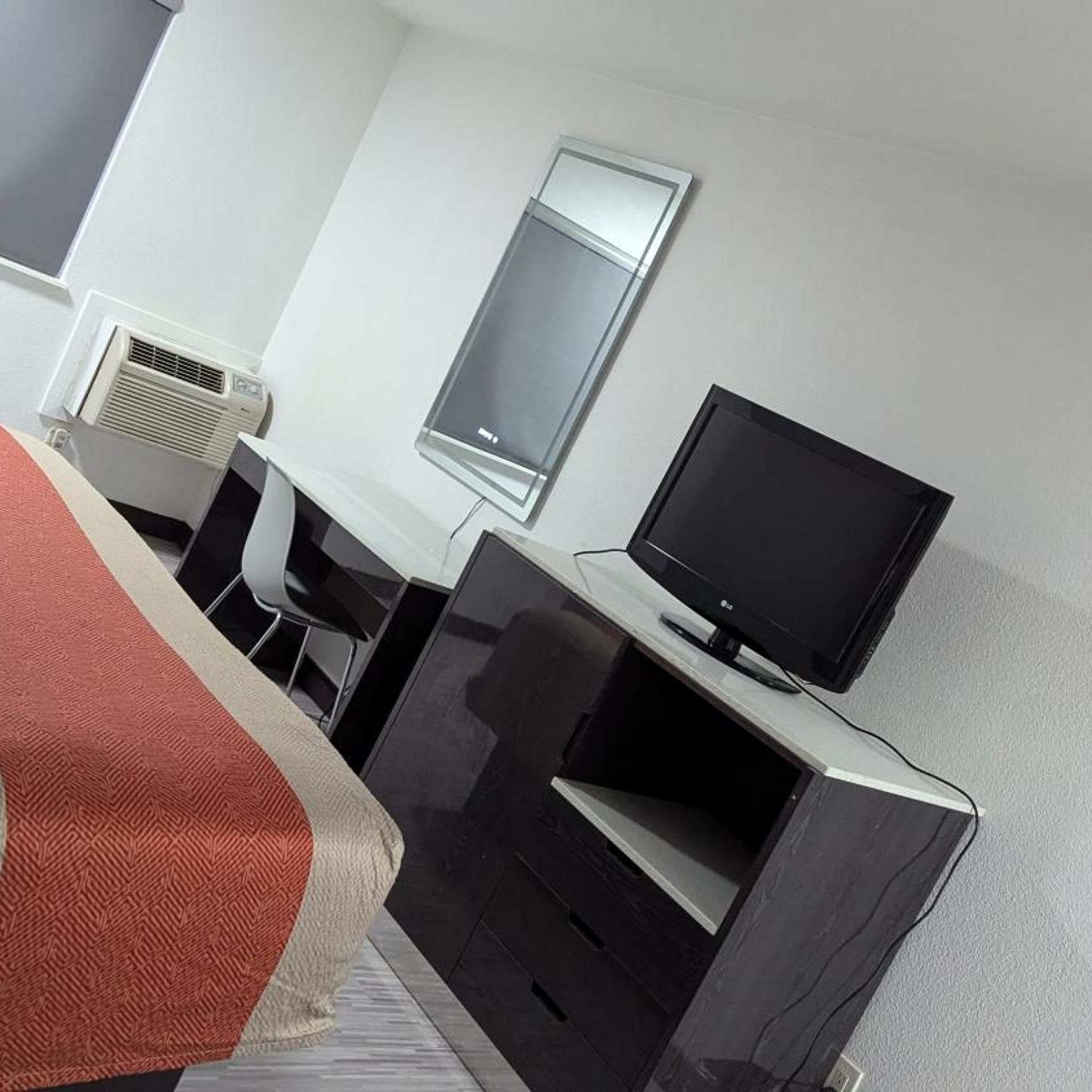 Evergreen Inn Suites Portland 41/48