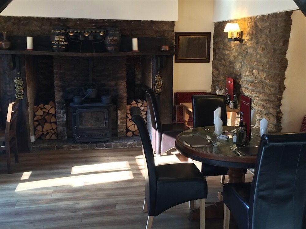 The Hunter's Lodge Inn 17/23
