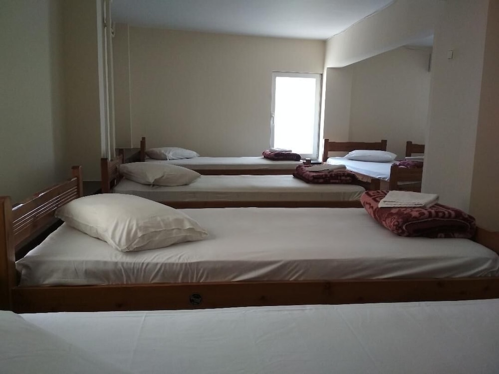 Pella Inn Hostel 12/36
