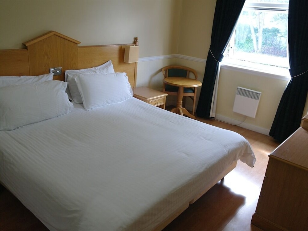 Gleniffer Hotel 4/24
