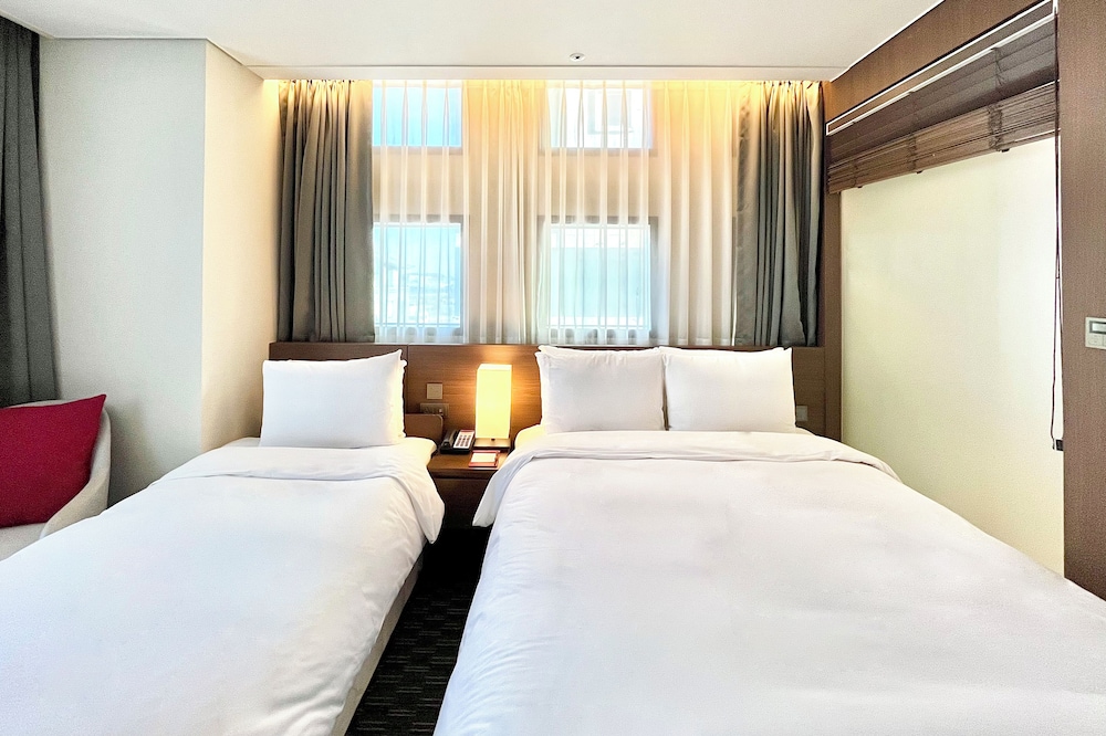 Premium, 1 Queen and 1 Single Bed