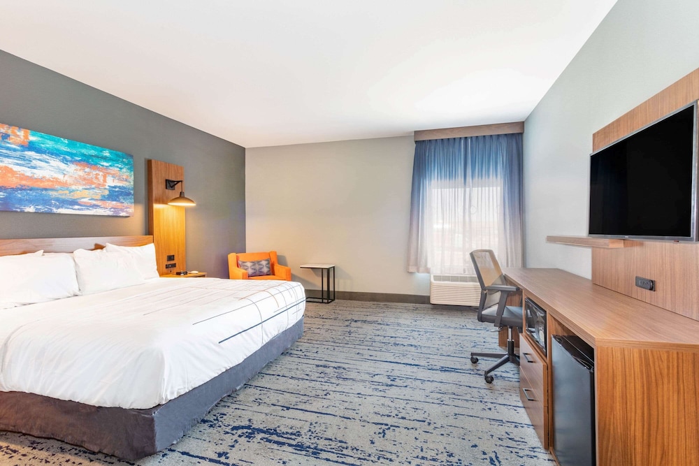 غرفة كومفورت بسرير كينج لذوي الإعاقة