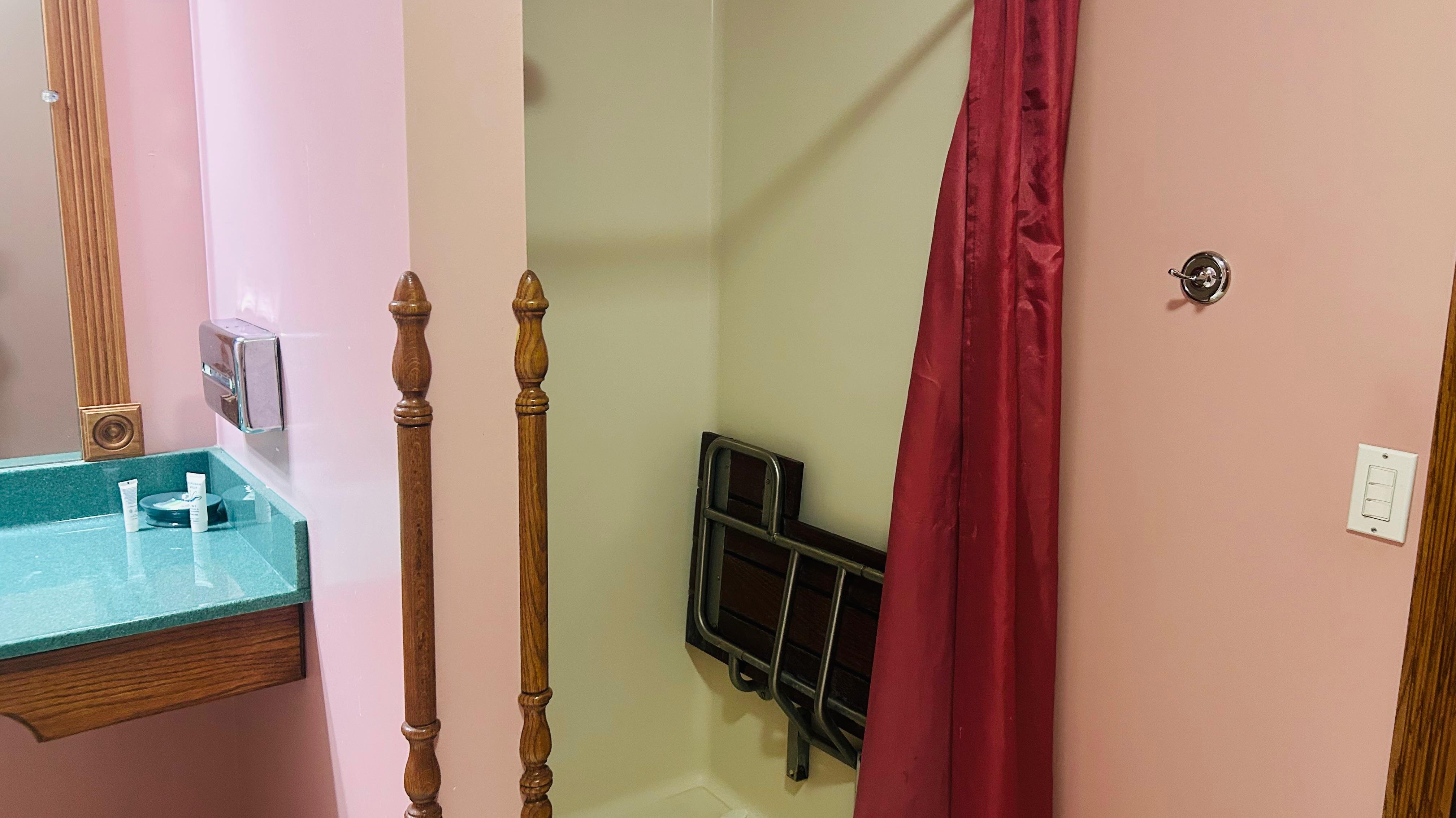 Victorian Inn Motel & Suites 46/48