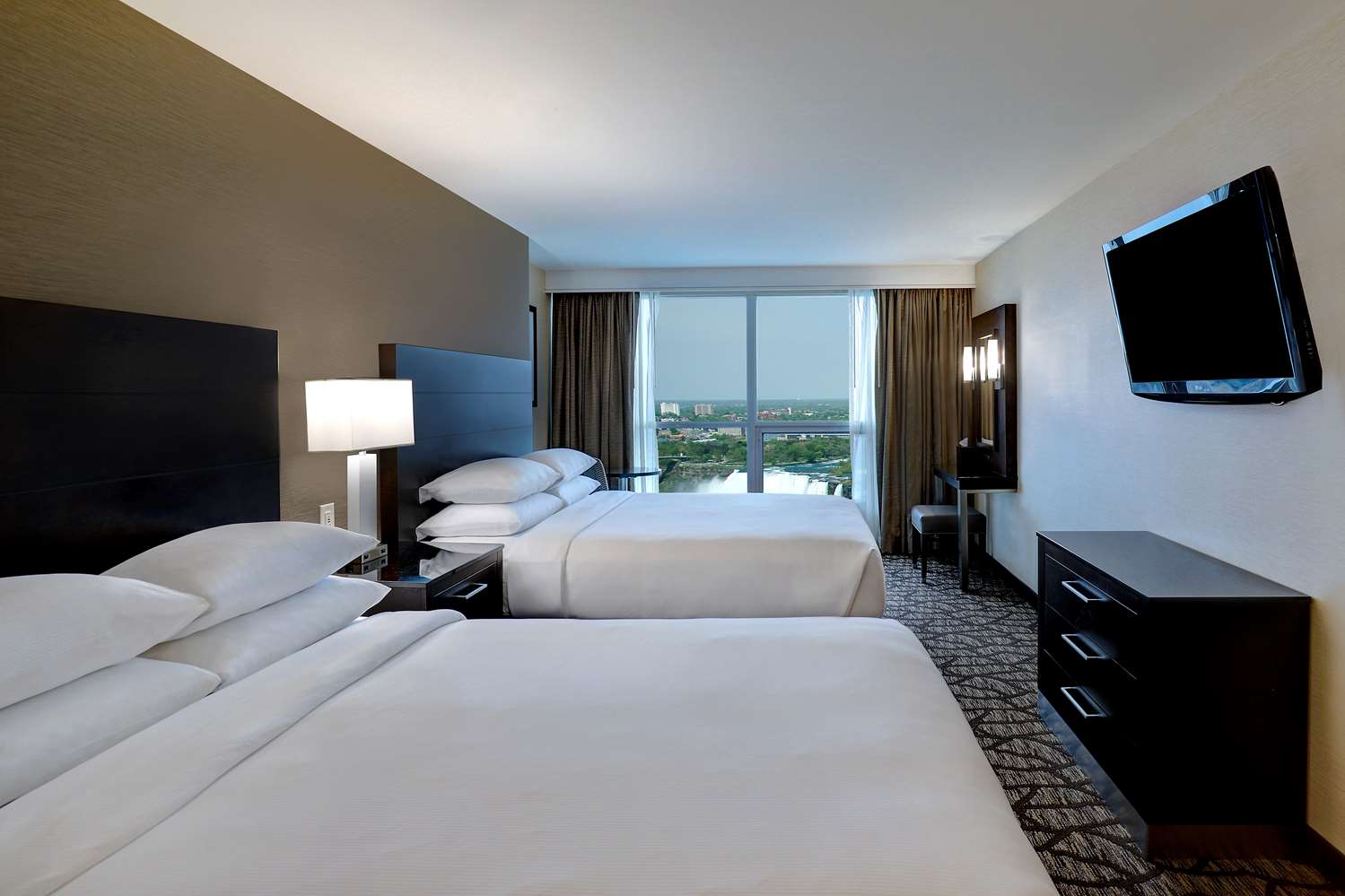 ROOM, 2 QUEEN BEDS, PARTIAL FALLS VIEW, SOFA