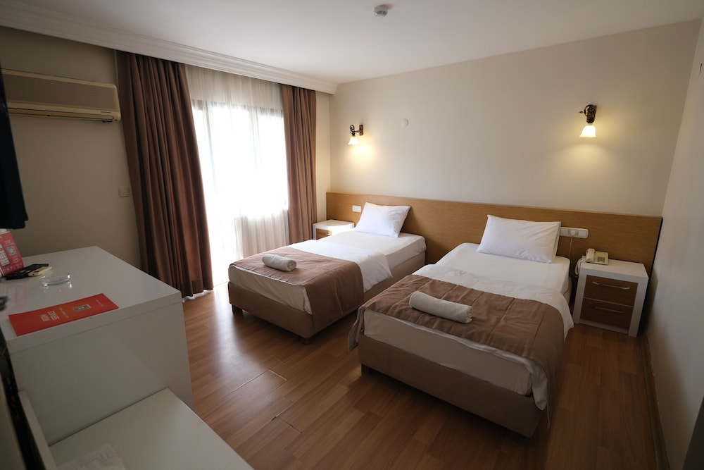 Üstün Otel Alsancak 16/48