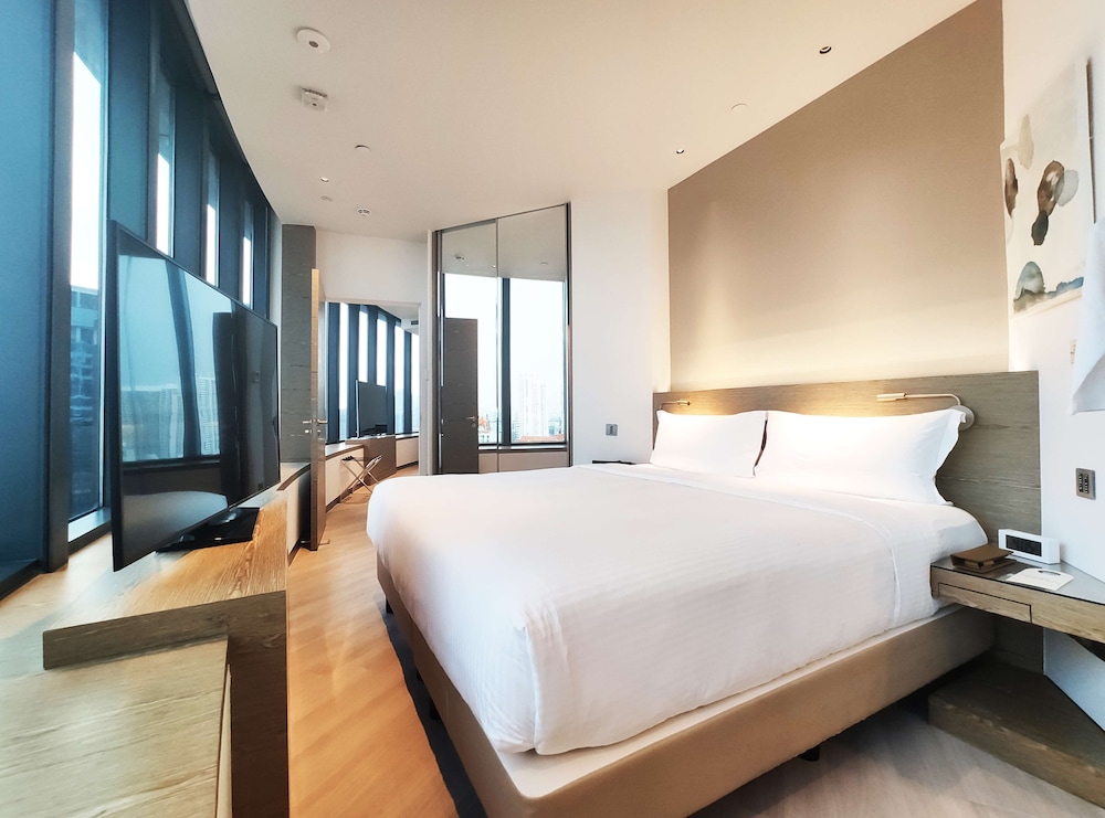 SKYLINE, MINT, SUITE, LOUNGE ACCESS