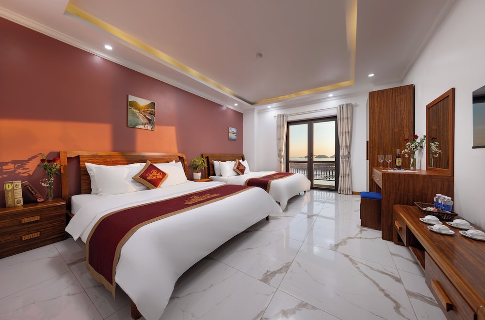 DELUXE, QUADRUPLE, 2 QUEEN BEDS, SEA VIEW