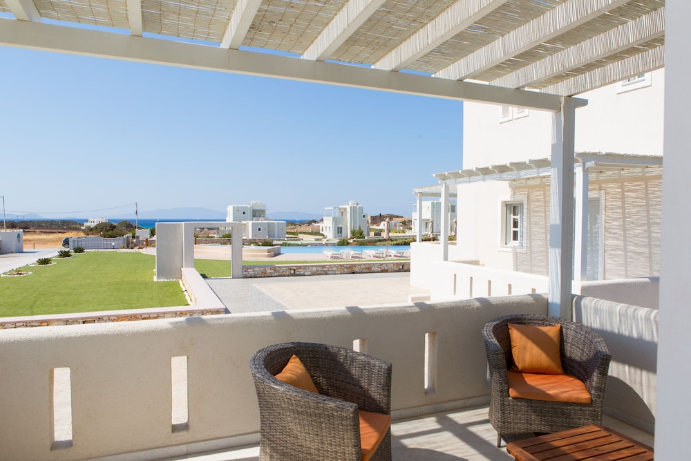 Sun and Moon Villas and Suites 62/72