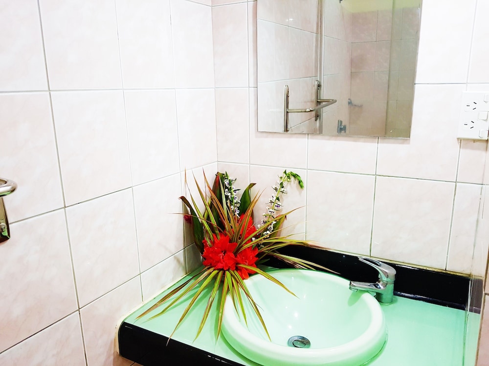Le Uaina Beach Resort 50/50