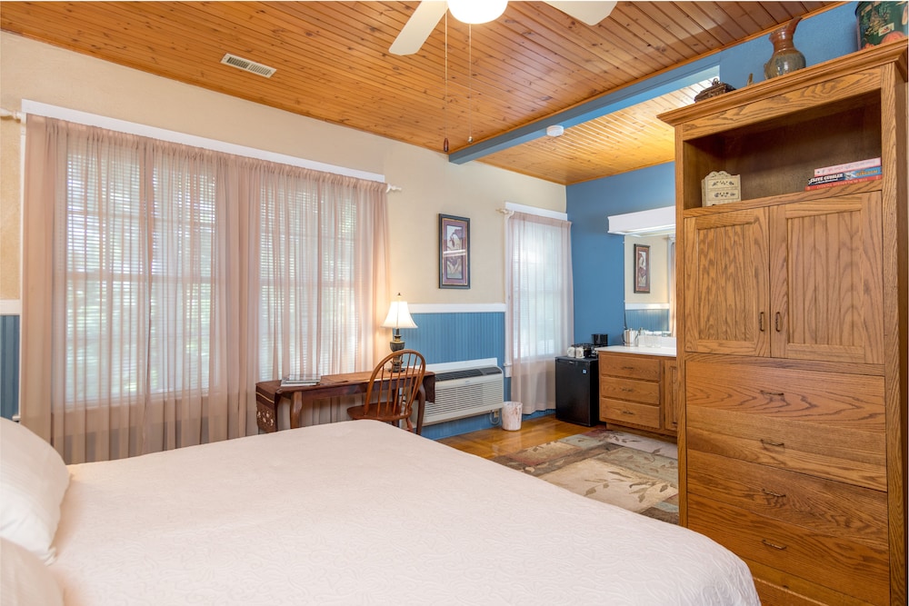 Highland Lake Inn & Resort 14/77