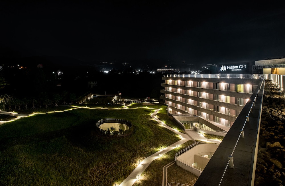 Hidden Cliff Hotel & Nature 5/50