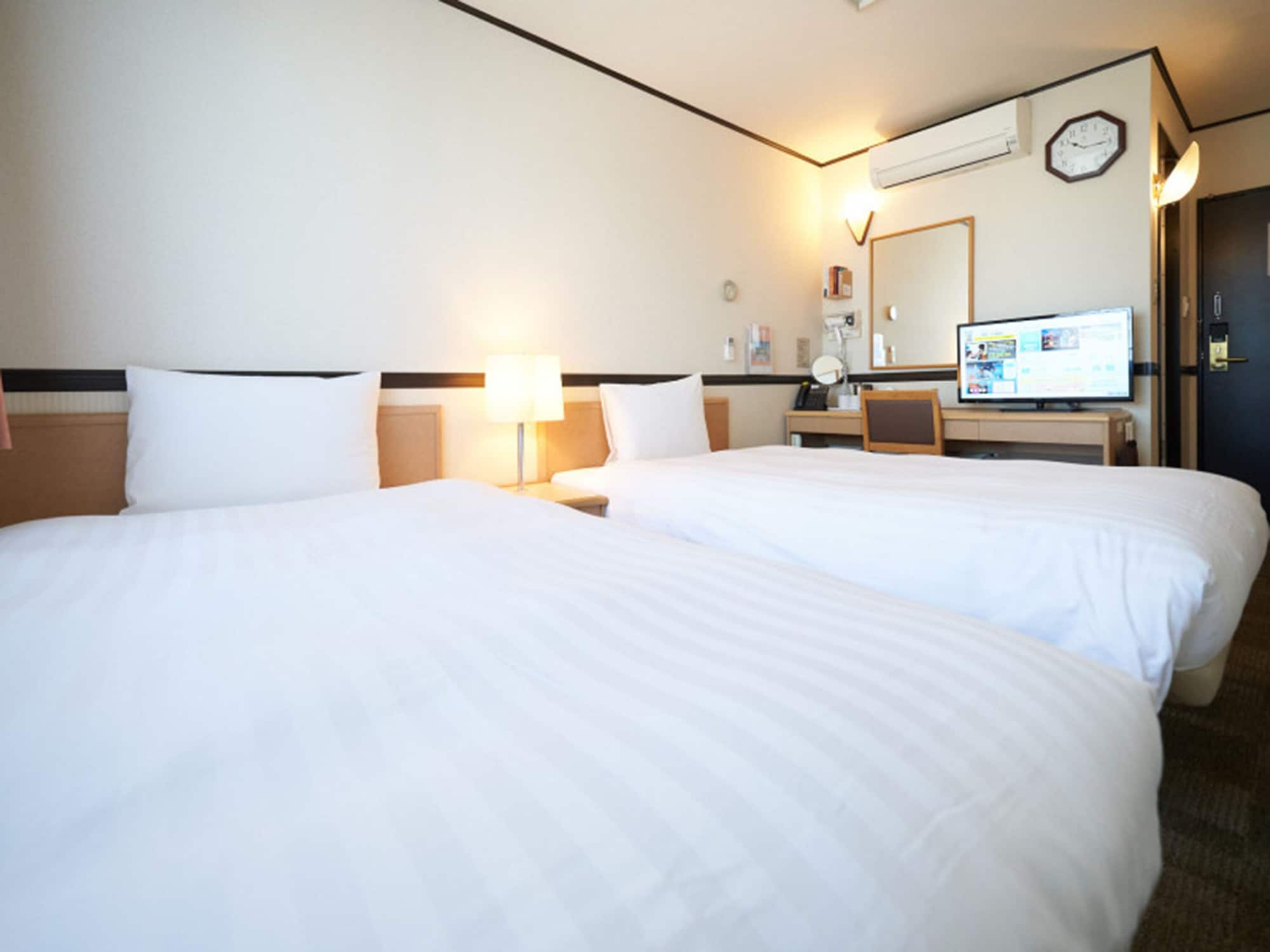 ROOM, TWIN BEDS