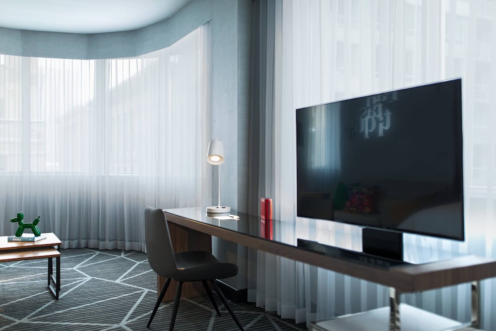 Renaissance Montreal Downtown Hotel 57/58