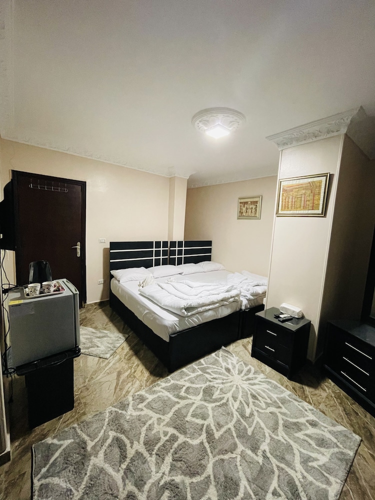 Three Giza Pyramids Inn 7/65