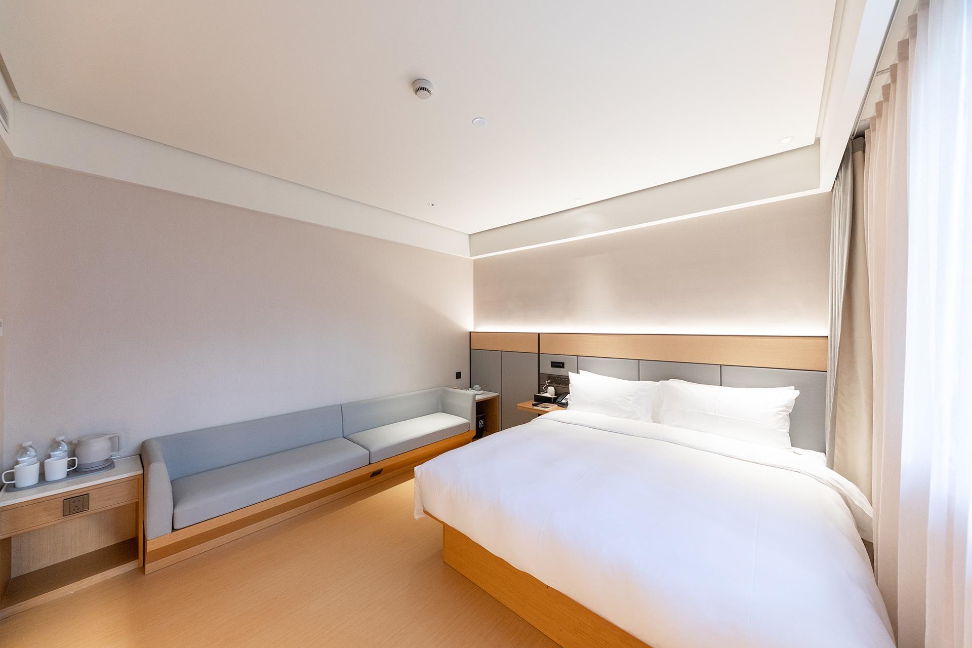 JI Hotel (Shanghai Wuning Road Subway Station) 12/40