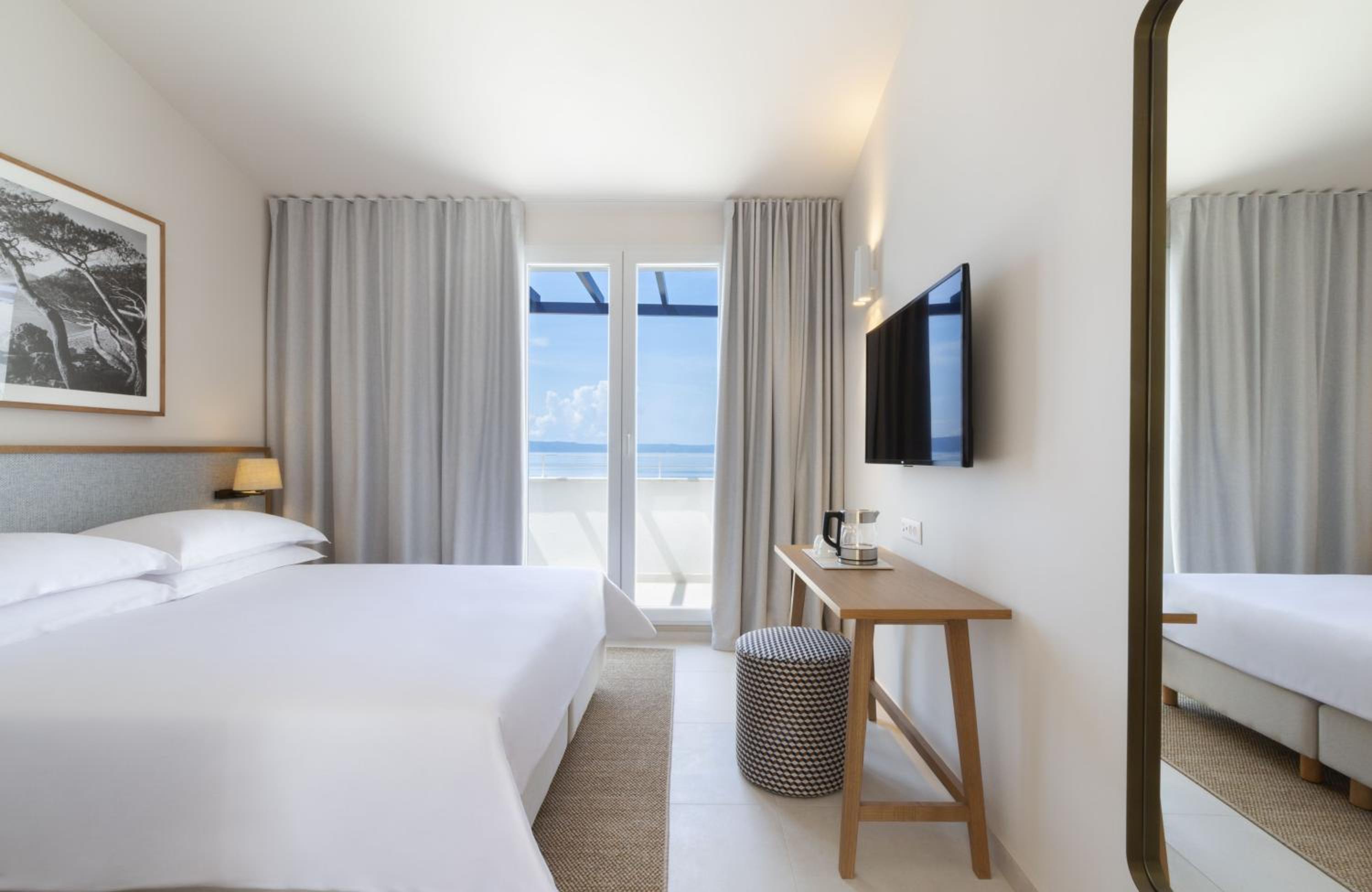 Standard, Double Bed, Lateral Side Sea View, Balcony