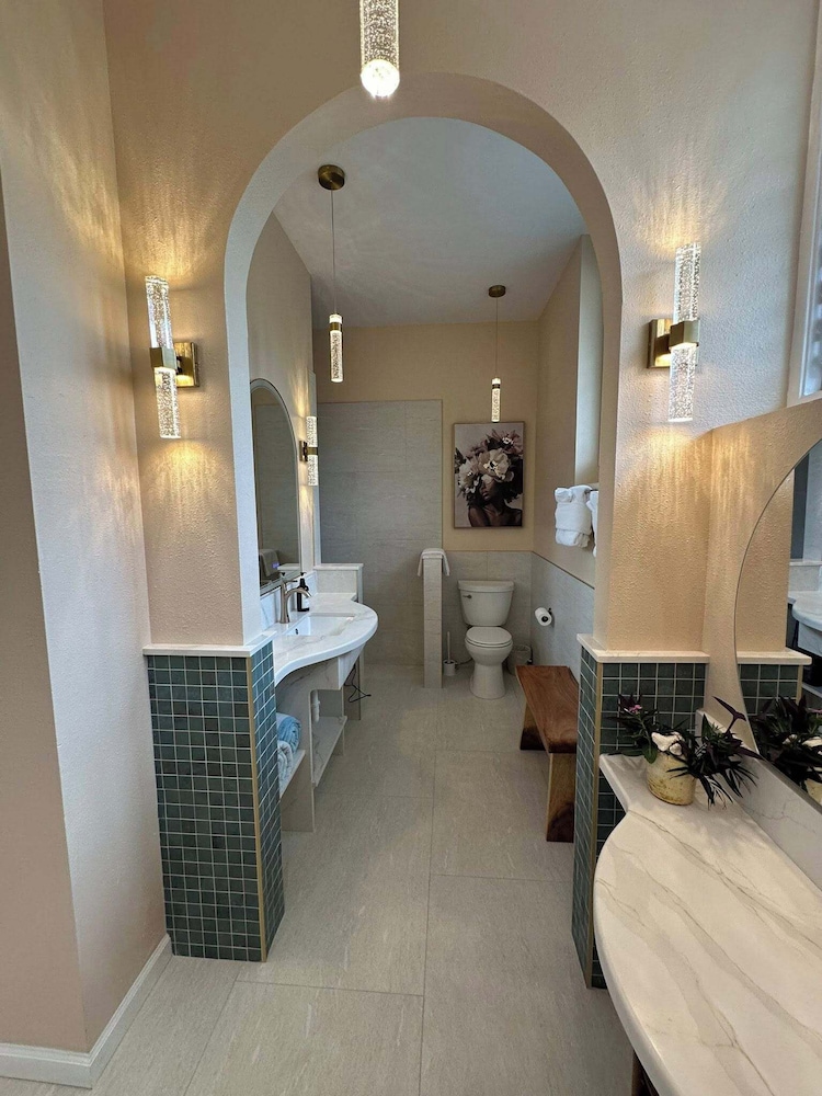 Luana Nai'a Inn 33/50