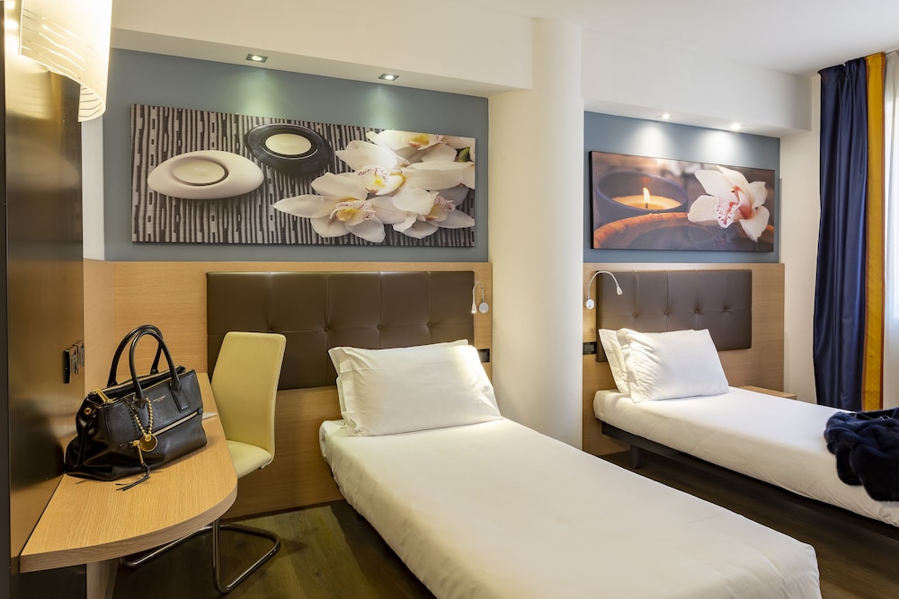 ROOM, TWIN BEDS