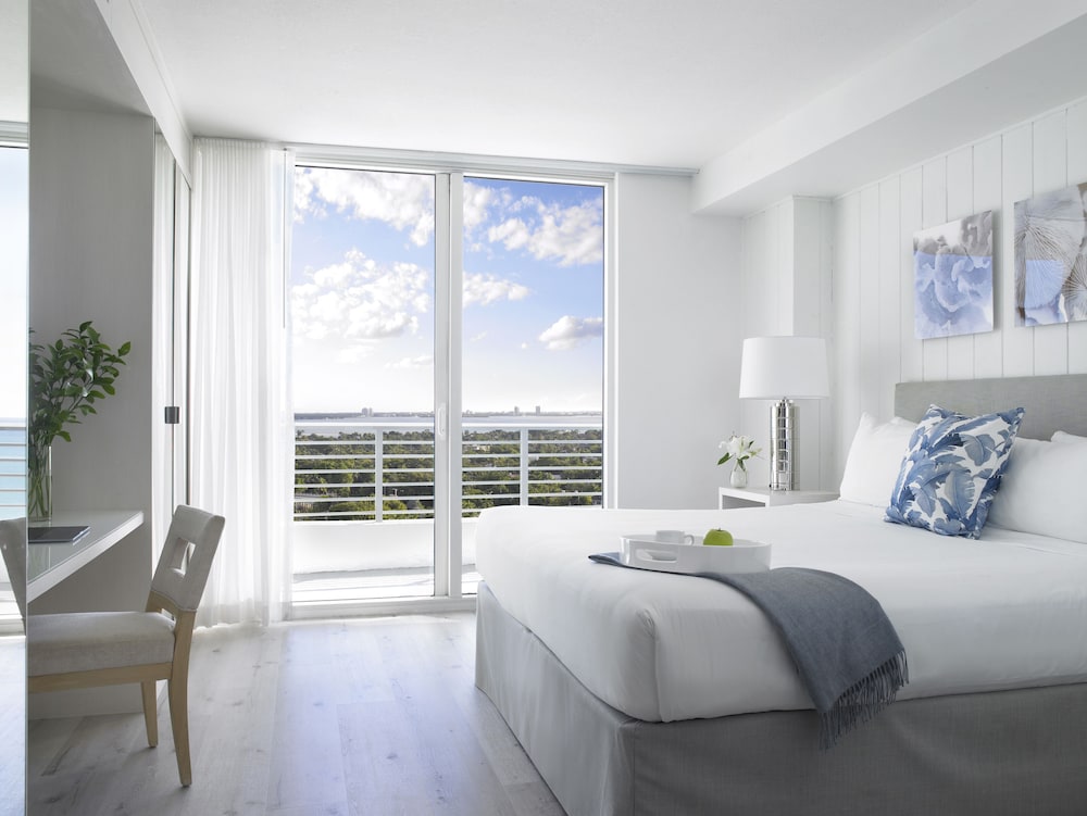 SUITE, QUEEN BED, BAY VIEW, SOFA, ACCESSIBLE