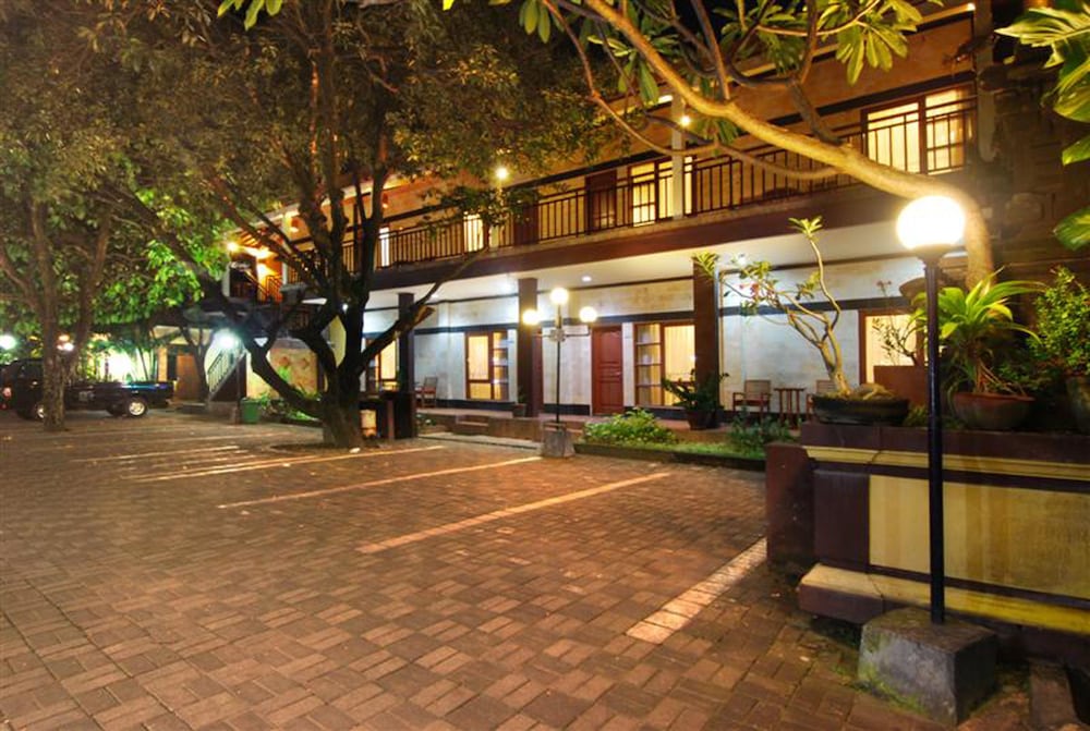 YULIA BEACH INN 58/67