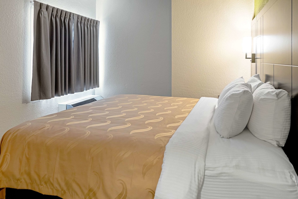 Quality Inn & Suites Robbinsville NC 20/37