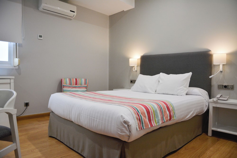 ROOM, DOUBLE BED