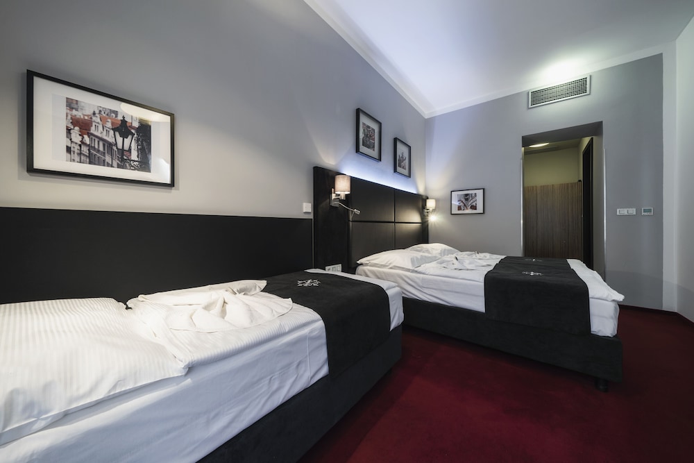 Hotel Noir 12/50