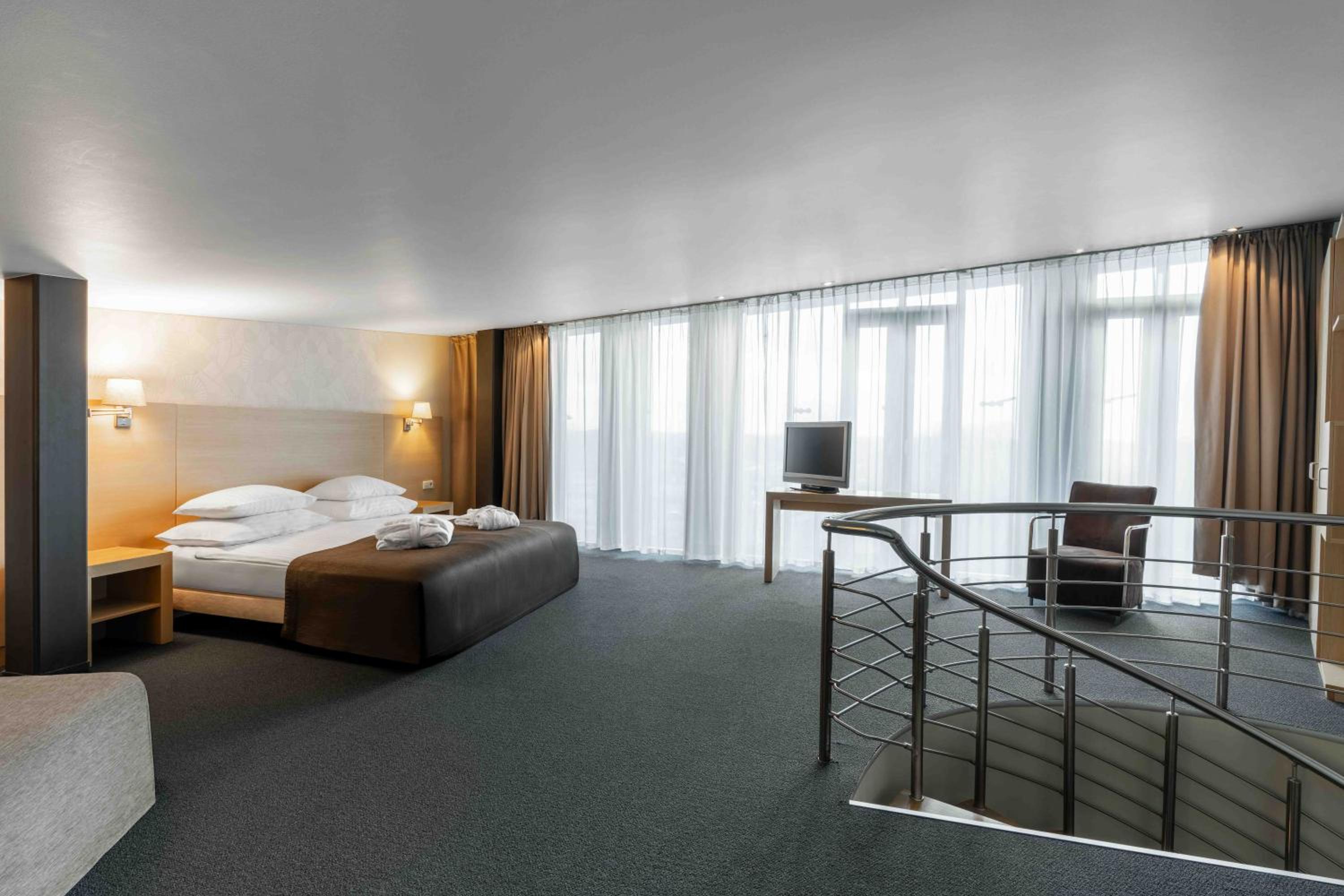 Suite, Queen Bed, Sofa