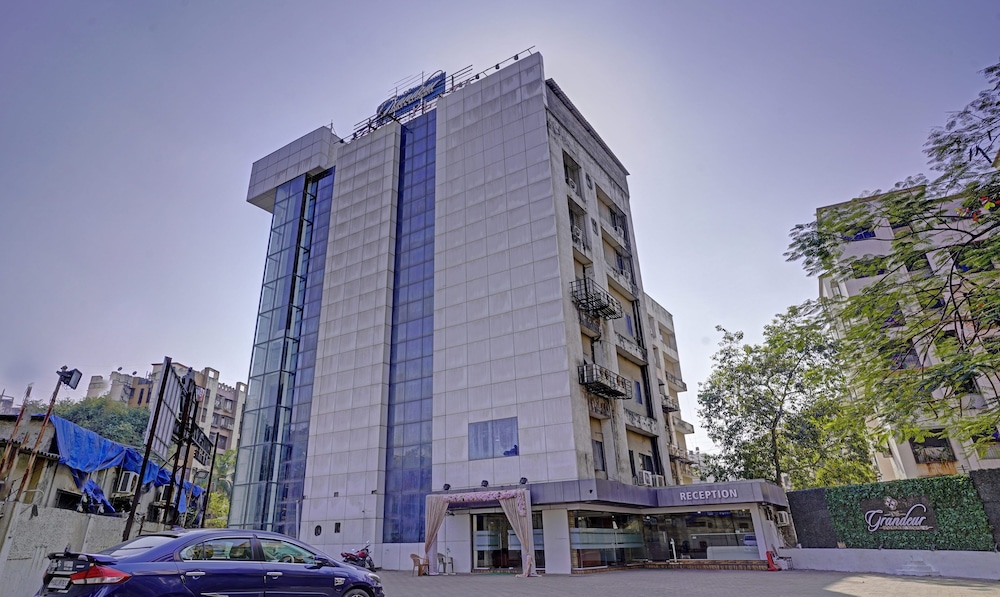 Treebo Trend De Grandeur Hotel and Banquets 5/42