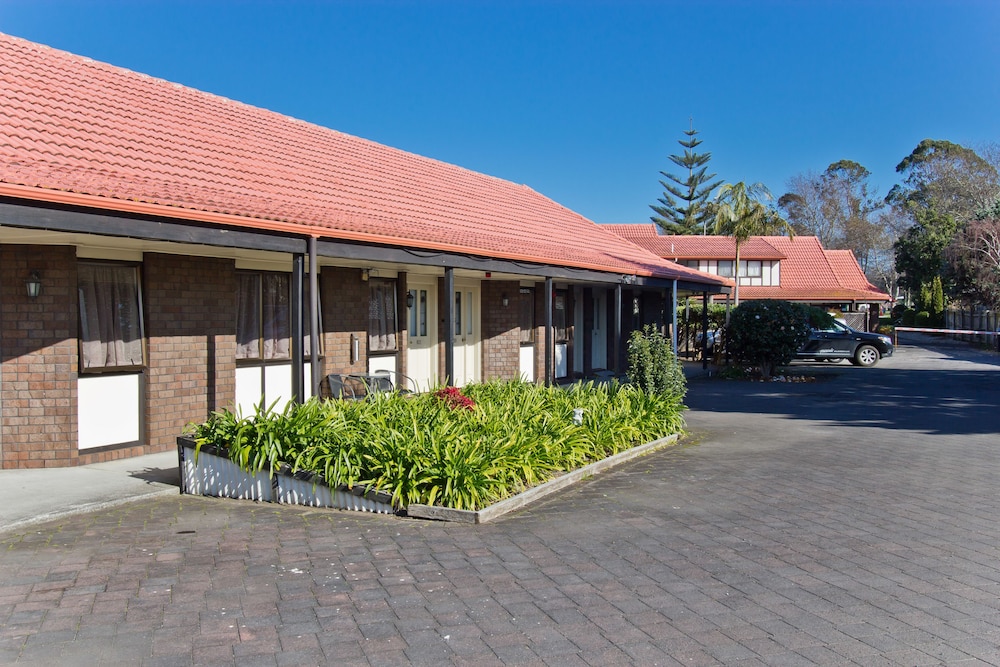 Airport Manor Inn 61/66