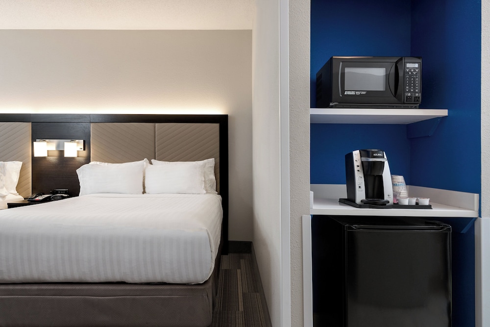 Holiday Inn Express and Suites Florence I-95 and I-20 Civic Ctr, an IHG Hotel 39/70