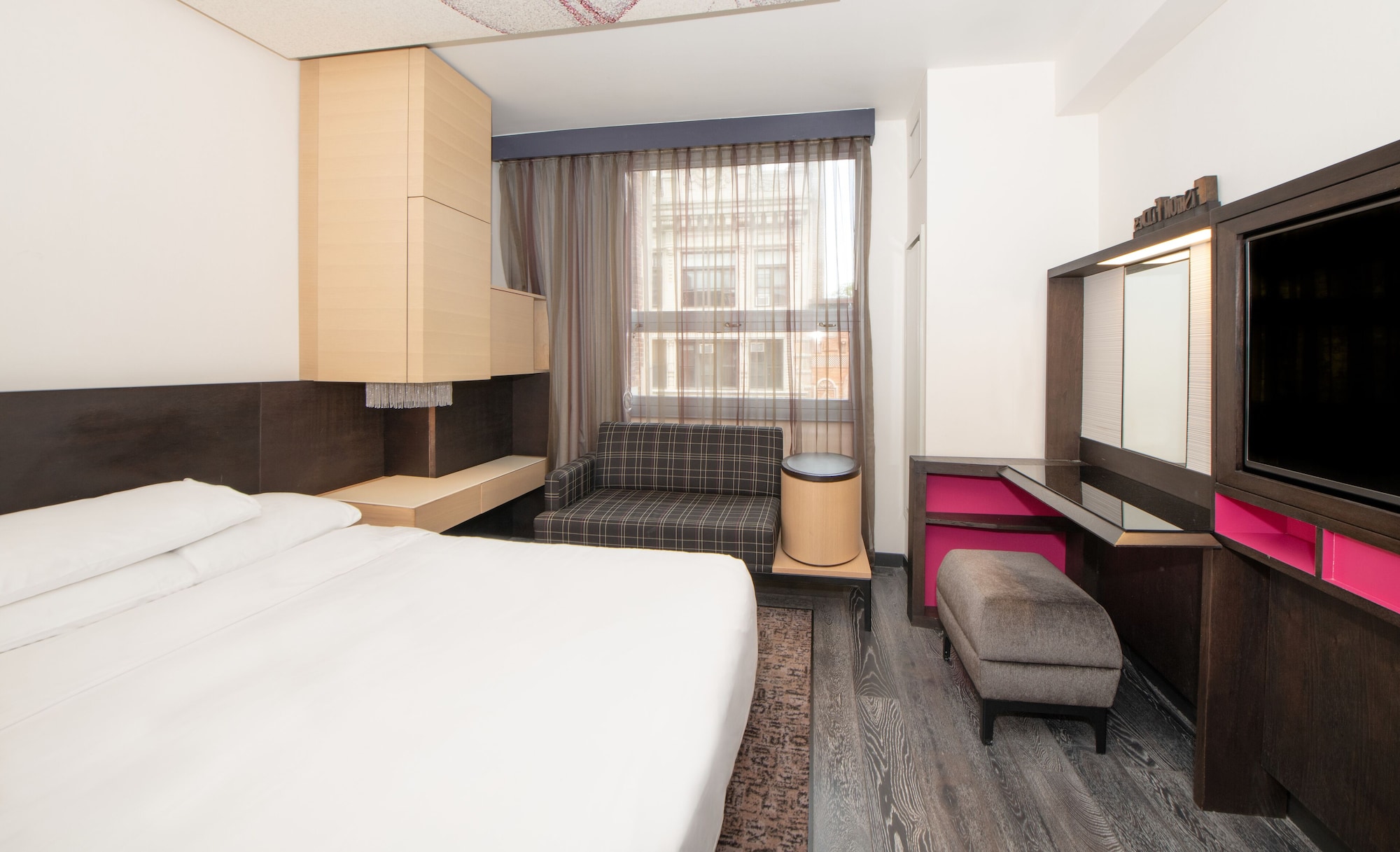 DELUXE, KING BED