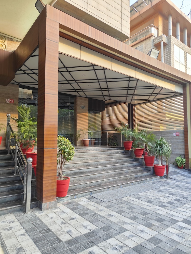 Pinnacle by Click Hotels, Lucknow 8/63