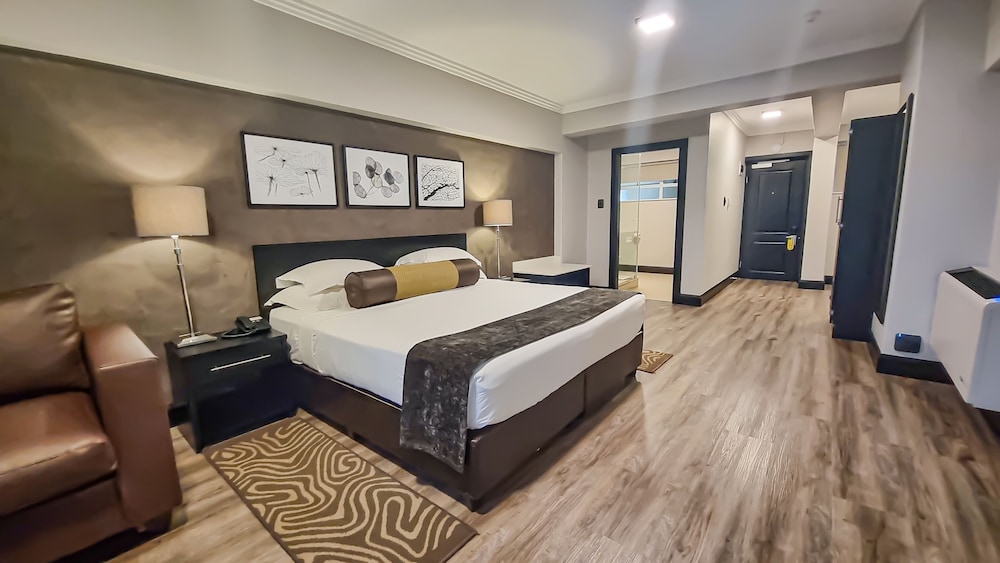 DELUXE, KING BED