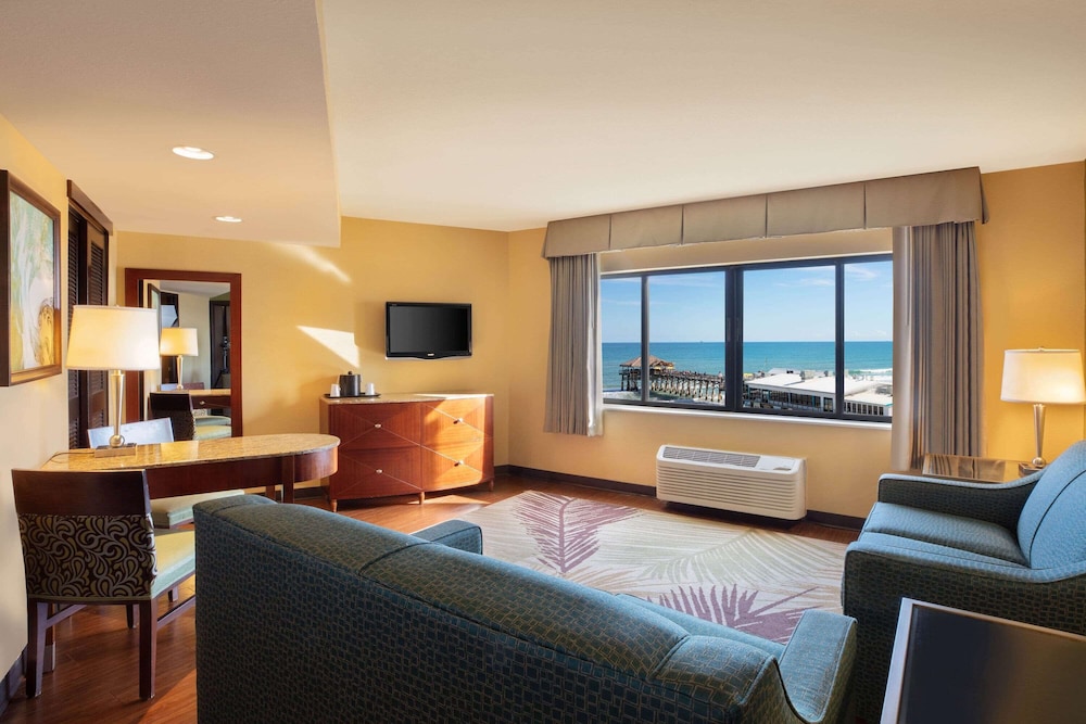La Quinta Inn & Suites by Wyndham Cocoa Beach Oceanfront 29/54