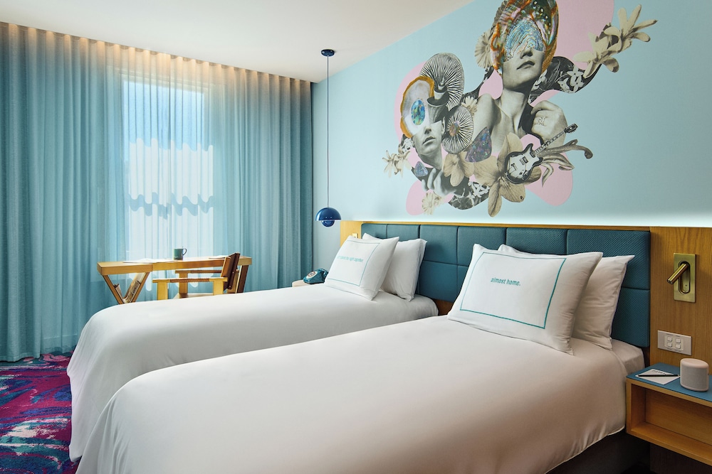 Medium, Twin Beds