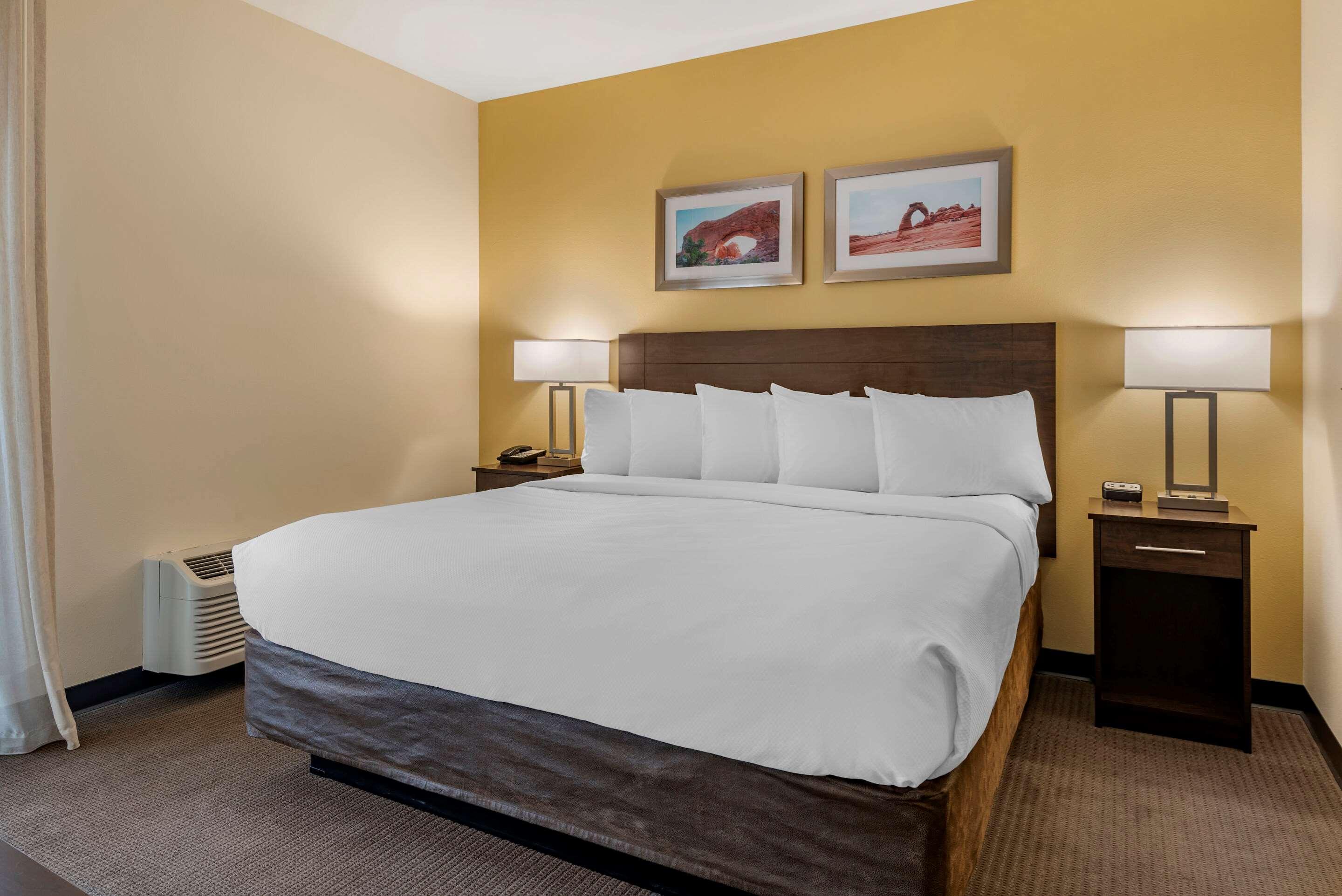 EFFICIENCY, SUITE, KING BED, ACCESSIBLE