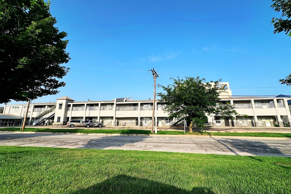 Blue Way Inn Suites Wichita East 33/37