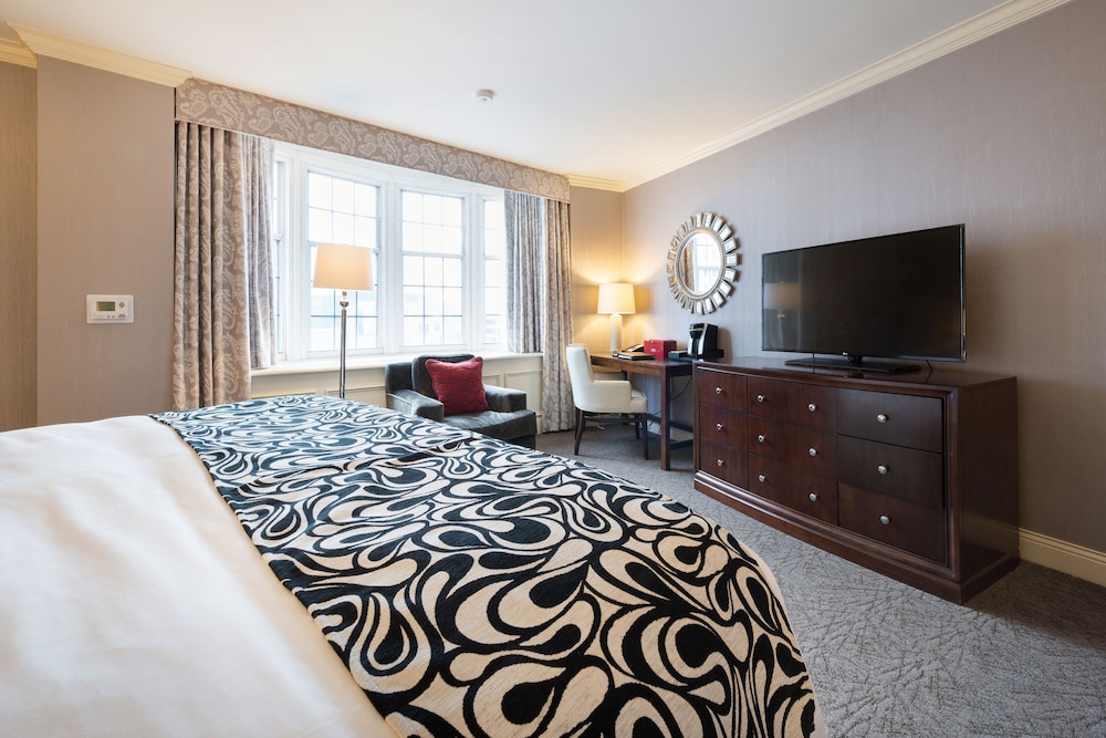 The Pfister Hotel 28/70