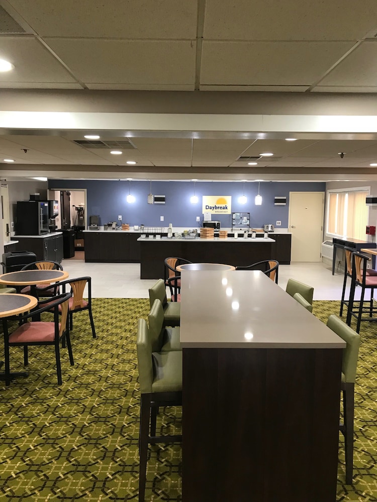 Days Inn & Suites by Wyndham Rochester Hills MI 26/31