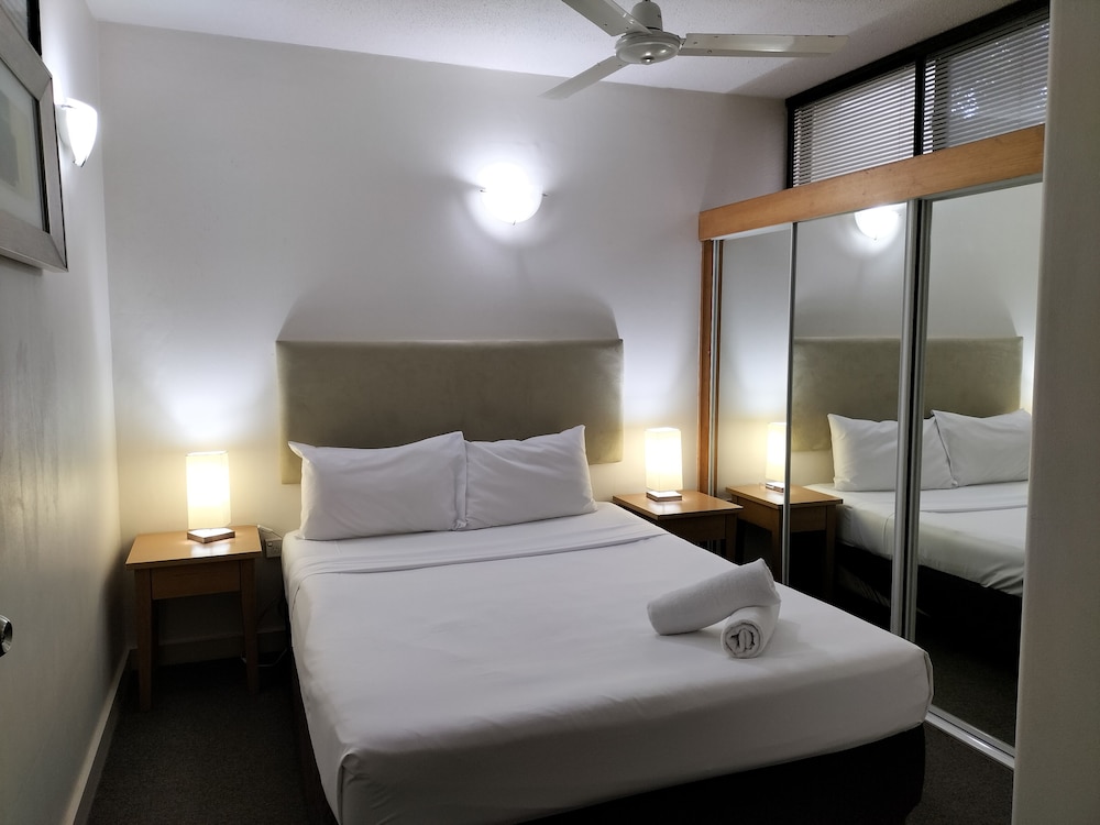 Tiki Hotel Apartments Surfers Paradise 12/71