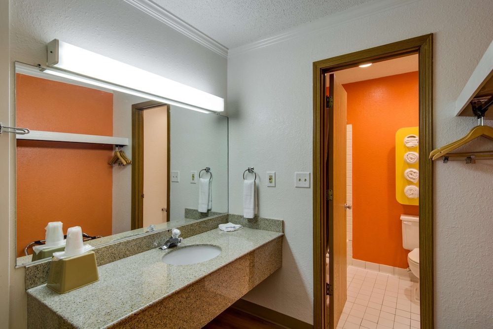 غرفة قياسية بسريرين كوين، Motel6 Waukegan, IL 8/10