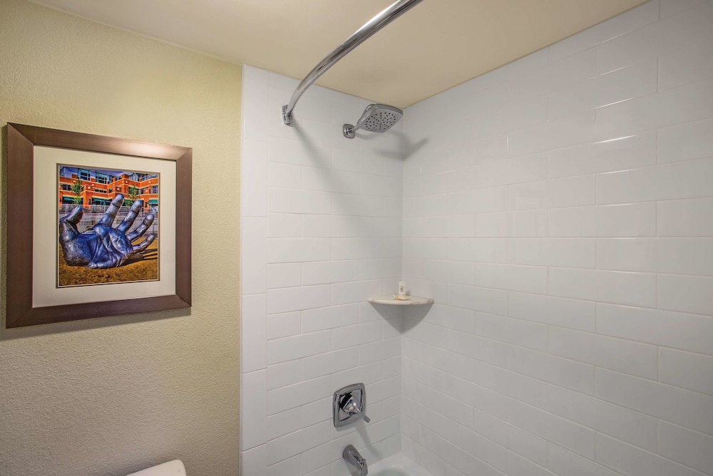 La Quinta Inn & Suites by Wyndham DC Metro Capital Beltway 25/55