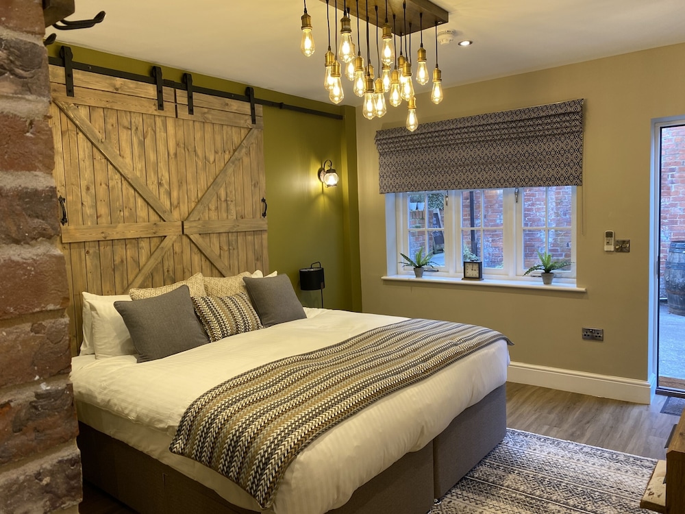 SUPERIOR, DOUBLE OR TWIN BED