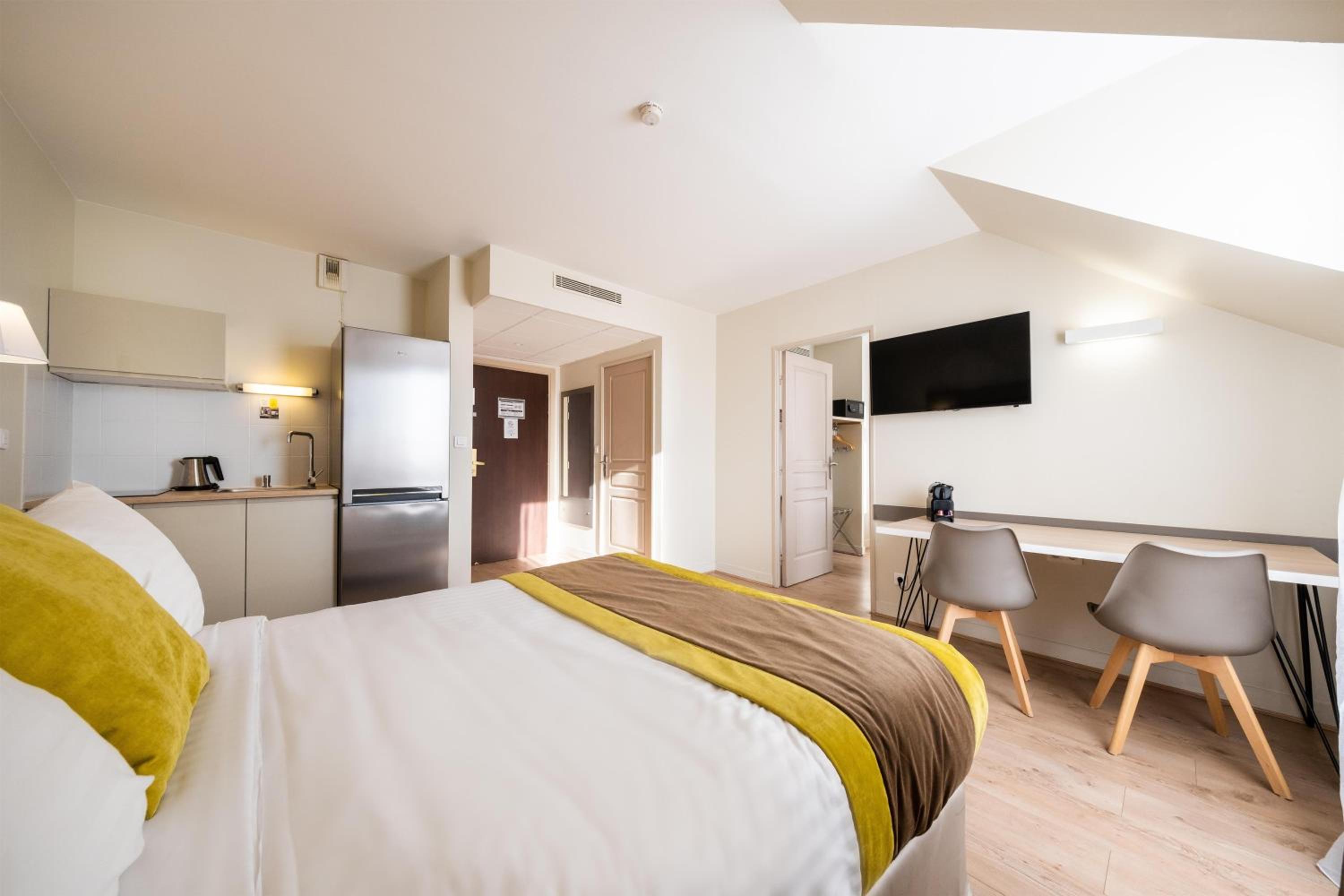 Apartment, Queen Bed, Sofa, Washing Machine, Balcony, Kitchenette, Large