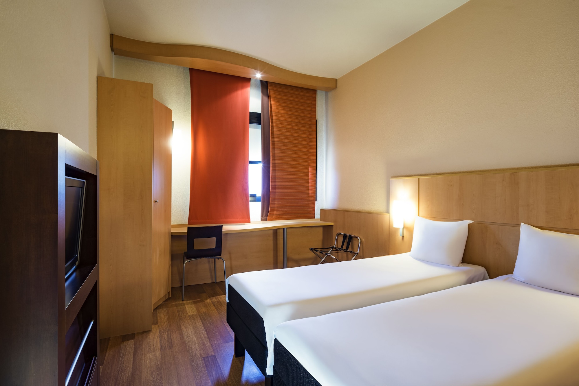 STANDARD, TWIN BEDS, CITY VIEW