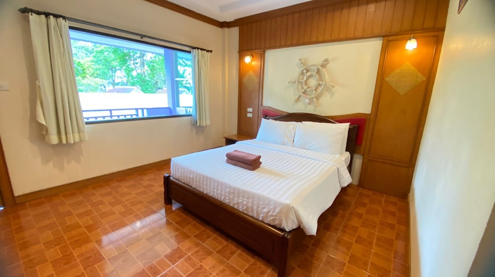 Phi Phi Donchukit Resort 8/40