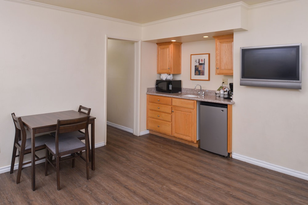 Edgewater Inn And Suites 63/76