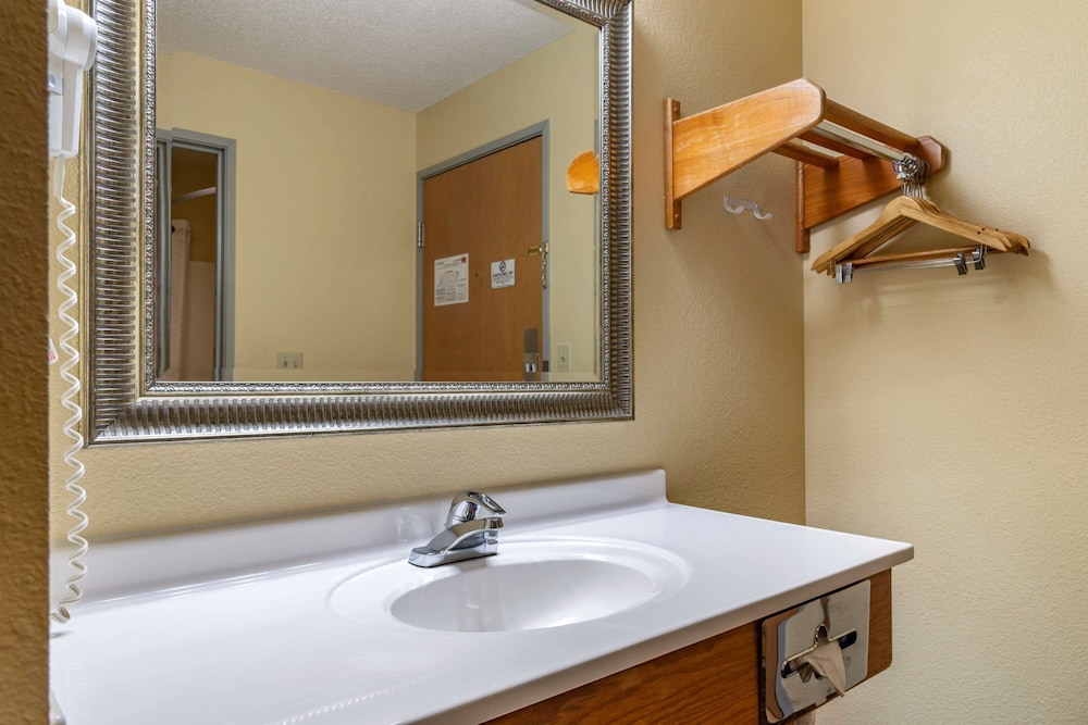 Coratel Inn & Suites by Jasper River Falls 58/60